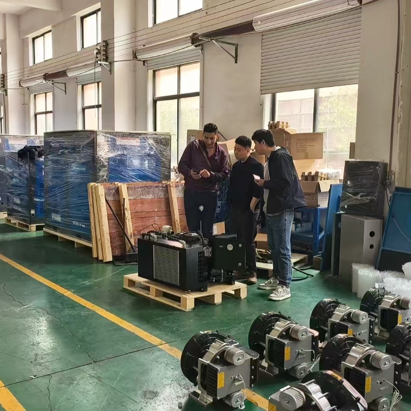 Récemment, l’un de nos clients internationaux est venu visiter l’usine AIRERA afin de procéder à une inspection avant l’expédition de son système de compresseur à vis. Au cours de cette visite, notre équipe technique a réalisé un test fonctionnel complet afin de démontrer la performance et la fiabilité du produit. Le client s’est déclaré très satisfait de la qualité du produit et de la transparence de notre processus d’inspection. La machine a désormais été expédiée et est en route vers sa destination.